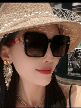 夏天来了,阳光越来越刺眼,你是不是还在找一副合适的墨镜?快来看看这副吧!它不仅时尚好看,还能有效防止紫外线,保护我们的眼睛。而且它的性价比非常高,价格很亲民,学生党也能轻松入手哦!这么好的东西千万不要错过了,赶紧点击下方链接把它带走吧!