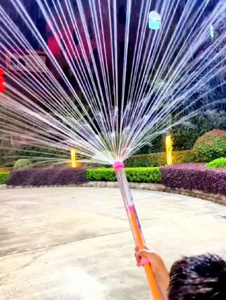 去沙滩玩的朋友这个大号儿童喷水烟花枪记得带上它