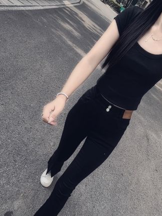 最好的感情,不是一辈子不吵架,而是吵了很多次,依然还会在一起,互不计较,懂得服软,轮流低头,没有什么天生般配的两个人,只不过是一个懂得包容迁就,一个懂得适可而止...#穿搭#早秋穿搭#显高显瘦显腿长