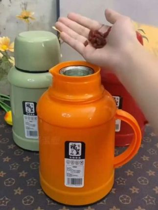 天气变冷了,给家里入手了一个大容量的保温壶,它不仅颜值高,还是镀银的玻璃内胆,保温效果特别好,可以长时间保温,倒水也很顺畅,平时一家人喝水都够了 #大容量保温水壶