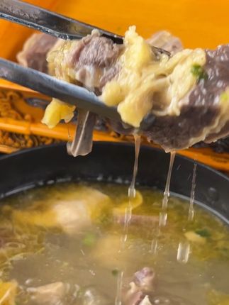 #草原美食 #黄膘牛排 肥瘦相间的,清炖原汁原味,再蘸上韭菜花,大口吃肉的感觉真是太香太过瘾了#妈呀太香了#大口吃肉 #草原味道