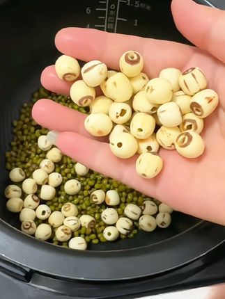 家人们,绿豆莲子西米露,夏天来一碗,既可以当主食又可以当甜点,香甜软糯,老人小孩都爱吃!!!#适合夏天喝的汤 #绿豆莲子汤 #优质农产品 #营养丰富 #莲子