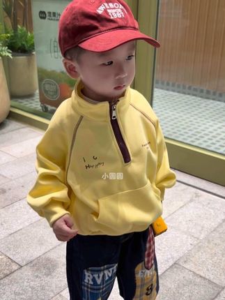 我的小朋友 也是我最小的好朋友 我们之间 没有教育的架子 只有两颗心 笨拙又真诚的彼此靠近 #每日童装穿搭分享 #潮童穿搭 #男宝穿搭 #创作者计划 #dou热门推广