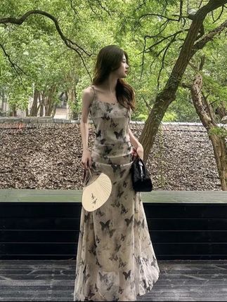 清冷水墨蝴蝶碎花吊带连衣裙女新款法式别致绝美气质长裙子#吊带裙 #连衣裙穿搭 #连衣裙