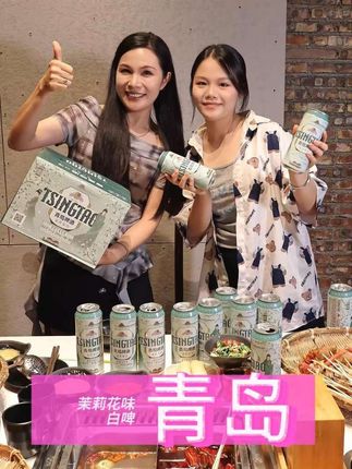 不出意外,我应该是头一个把青岛啤酒茉莉花味白啤盘到这么低的博主了,现在一箱十二罐,你看看才多少?它是用全麦芽和小麦芽低温发酵,所以喝起来麦香更加浓郁,还带着淡淡的茉莉花香,口感清爽又顺滑,关键只有十一度,特别适合平时喜欢微醺的姐妹。#青岛啤酒 #啤酒 #撸串 #茉莉花啤酒 #好物推荐