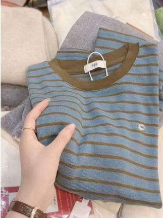 Q七言家韩单!新品#百搭显瘦 #春秋穿搭 #面料柔软舒适 #火爆爱心蓝咖条纹撞色长袖