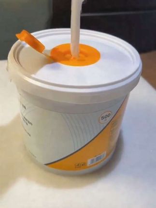 细节超贴心!500 抽酒精消毒纸巾桶装密封性好,75% 酒精锁水不易挥发,一次性抽取式每张独立湿润,办公擦手、居家擦物品都实用~# 密封桶装消毒纸 #500 抽一次性清洁 #75% 酒精保湿巾