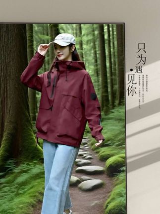 🌿HFJY/和锋金羽2024新款冲锋衣,春秋适配!短款设计,男女同款超百搭,情侣出街穿超吸睛✨ 面料靠谱,休闲又实用,户外日常都能hold住,潮流玩家别错过~#出游穿搭 #户外穿搭 #休闲减龄穿搭 #冲锋衣 #宽松显瘦