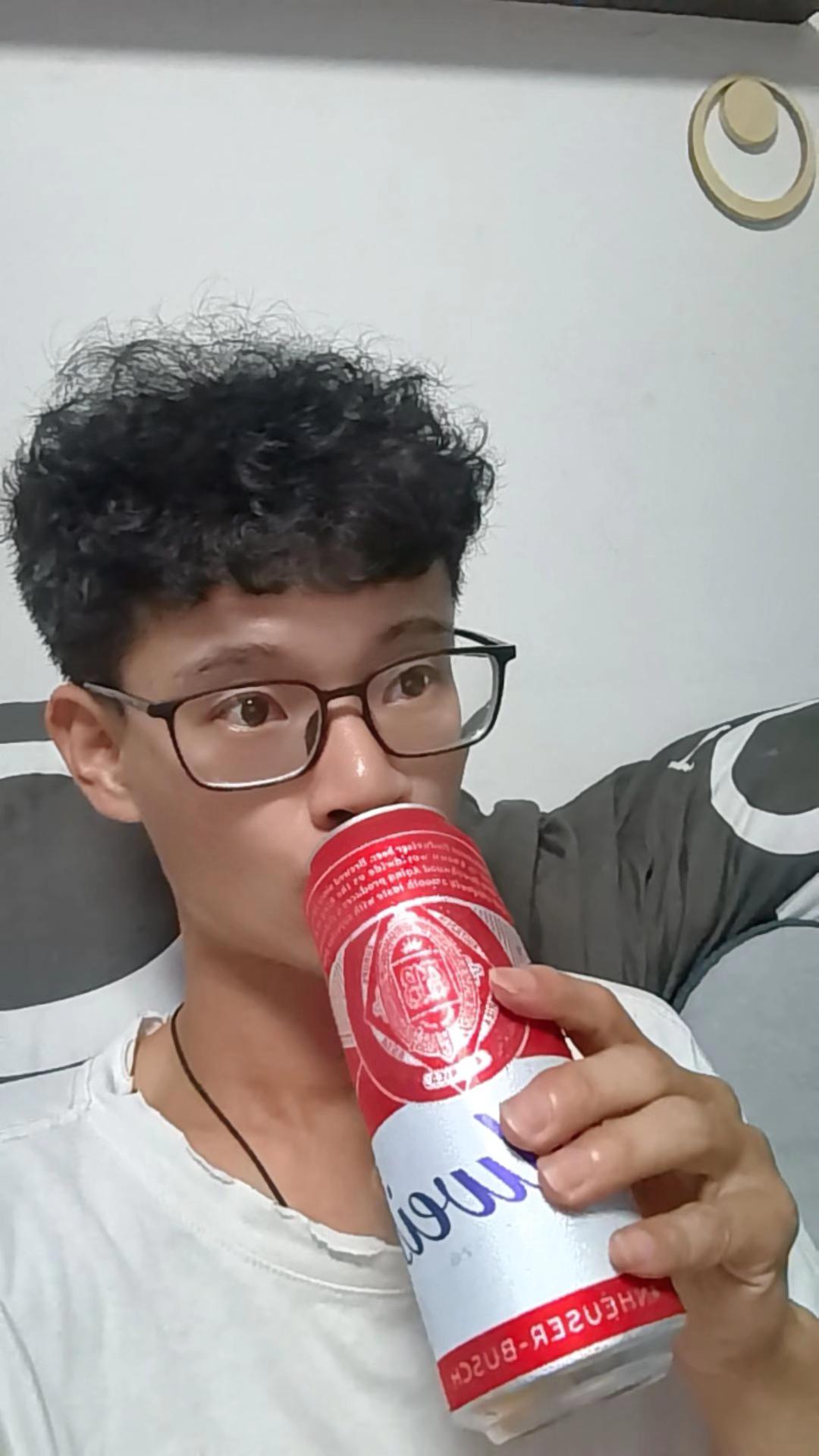 岁寒金秋动时节 酒轻人瘦又一年 从来不知春去早 恍恍惚惚不少年#内容太过真实 #一杯饮料的快乐 #有点上头 #看过来 #日常生活