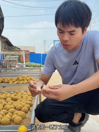 刚出缸的变蛋颜色都是黄澄澄的,温度高,一放颜色就变了#溏心变蛋#变蛋制作 #夏季美食