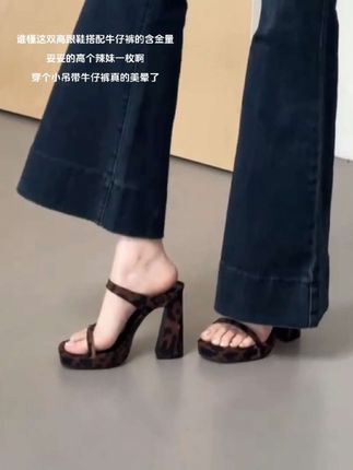 这双高跟凉鞋搭配一条微喇裤,小吊带,不敢想象有多好看!妥妥辣妹#辣妹穿搭 #高跟凉鞋 #御姐 #超便宜超划算 #显高显瘦显腿长 @DOU+上热门 @DOU+小助手