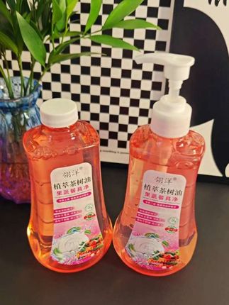 一款食品可用的天然洗洁精,温和洁净不伤手,轻松去除油污,需要的朋友们赶快下一单试试#翎洋茶树油洗洁精 翎洋 #好物推荐🔥