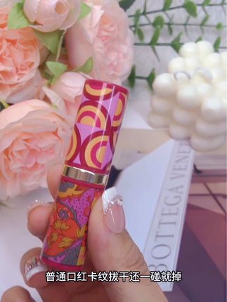 丝滑质地,轻盈包裹,让色彩成为自信的延伸。#雅诗兰黛 #雅诗兰黛口红 #美妆好物 #口红推荐 #美妆好物