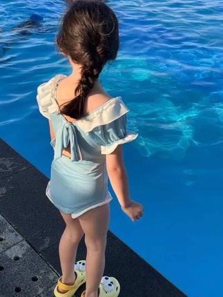 夏天的快乐~玩水占一半#夏日玩水 #夏天该有的样子 #清凉一夏#穿泳衣的小可爱 #儿童洞洞鞋推荐