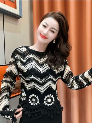 早秋新款法式两件套,黑白配色特别基础百搭,穿多久都不会过时!上衣宽宽松松的特别藏肉,搭配A字短裙胯宽腿粗屁股大都能修饰的很好!#遮肉显瘦 #早秋穿搭 #皮裙套装 #谁穿谁好看系列