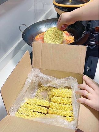 家里有上学的、上班的,早餐不知道吃啥,就花几分钟给他们煮一大碗面,这个白象鸡蛋面非油炸,爽滑软弹,劲道好吃,做汤面拌面炒面都好好吃,家里老人孩子都爱吃#鸡蛋面 #大人孩子都爱吃 #鸡蛋面条