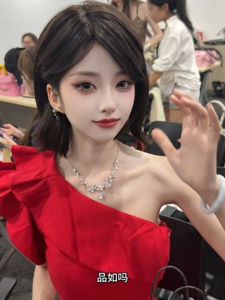 翁苏怡你怎么穿着品如的衣服 #乌苏苏 #回家的诱惑 #cos #显眼包都来海洋公园了#全上海的显眼包都来了