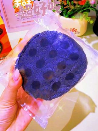 #抖音美食推荐官 这可不是普通的煤球面包,它可是炭黑可可面包!打开袋子就能闻到浓浓的可可香,外层是松软的面包,里面裹满了醇厚的巧克力酱,一口下去,甜而不腻,超级满足。无论是早餐搭配牛奶吃,还是当做下午茶零食都非常合适,赶紧买来尝尝吧!点击下方链接就能购买!#太好吃了 #舌尖上的味道 #快来一起尝个鲜 #打开美好生活