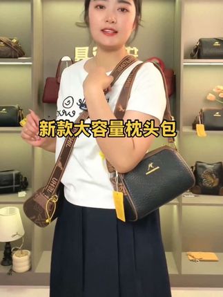 新款大容量枕头包,时尚潮流 四季可背#时尚美包 #潮流女包 #百搭包包 #新款包包 #单肩斜挎包