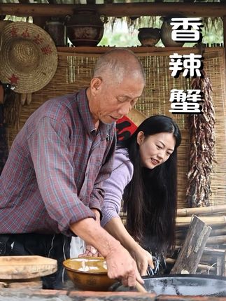 生活很简单,快乐也很简单,比如爹爹烧的这口香辣蟹,不用自己做吃着就是香!#我的乡村生活 #抖音新农人 #我为家乡代言 #晓飞歌香辣蟹秘制酱