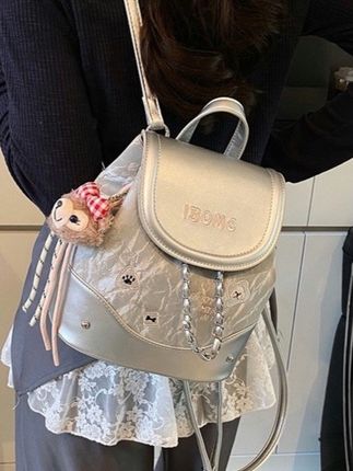 姐妹们,夏天到了,给大家推荐一款非常适合出门游玩的小背包,就是这个时尚小双肩包,它不仅外观精美,而且非常实用,可以轻松装下你的日常用品,方便携带。无论你是逛街还是旅行,都是你的最佳伴侣,这么好看又实用的包包,还不赶紧入手一个试试?#百搭包包 #包包推荐 #大容量包包 #双肩包分享