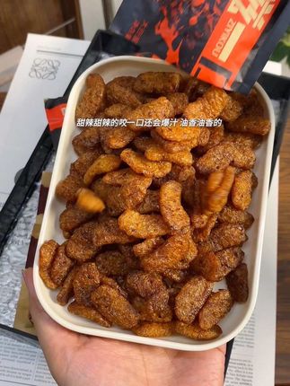 谁懂这个辣条有多好吃! 咬一口还能爆汁!甜辣甜辣的好好吃!#滋一口素牛肉 #零食推荐 #追剧小零食