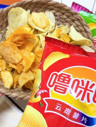 姐妹们,就算是土豆过敏也要来试试云南特产噜咪啦薯片有多好吃!关键到手6口味12包才这价!!?薅了纯纯捡漏!!每个口味都巨好吃!咸香酥脆!!没片都是新鲜土豆原切!!追剧咔吱咔吱完全停不下来!!!#薯片 #零食推荐 #追剧小零食 #好吃到停不下来 #噜咪啦鲜切薯片