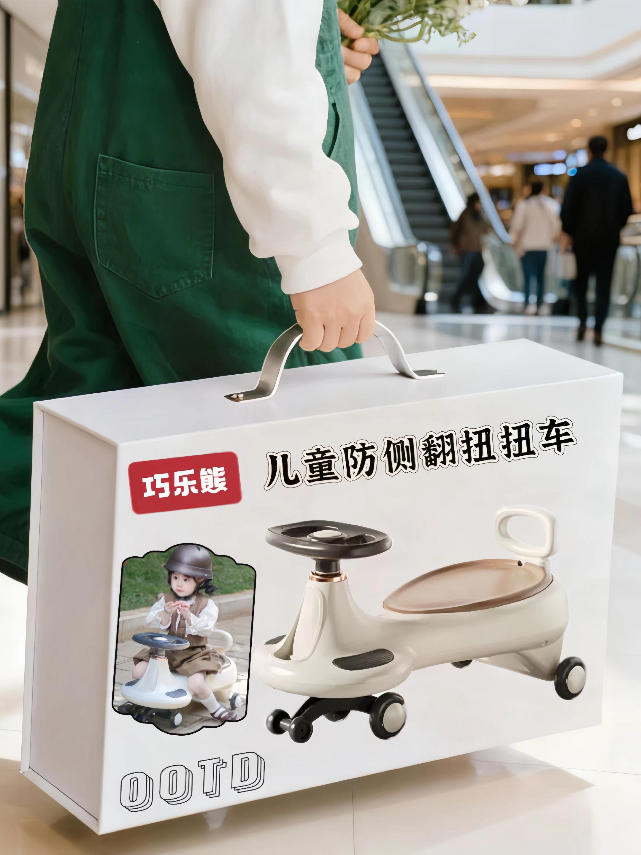 麻麻们!谁还没给娃安排这款“带娃神器”扭扭车?真的一用就爱上,幸福感直接拉满! 它是专门为1-3岁宝宝设计的,最让人放心的就是防侧翻结构,宝宝坐着晃悠悠也稳如泰山,再也不用攥着心怕摔着;更贴心的是能容下大人陪坐,既能近距离护着娃,又能一起疯玩互动,亲子时光都变得更甜了。 作为新款,它的体验感绝了——滑行起来溜溜的超丝滑,还能轻轻摇晃,就像给宝宝定制了专属小乐园,而且颜值特别能打,简约又大气的设计,男宝女宝用都好看;材质更是扎实耐造,宝宝随便造也不怕坏,真心建议宝妈们赶紧给娃安排上!#母婴好物 #儿童玩具 #扭扭车 #带娃神器 #婴儿用品