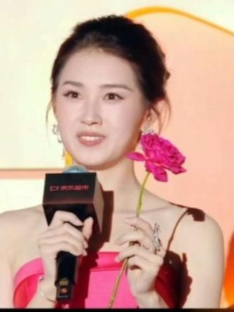 #红果创作者大会 #郭宇欣 #盛夏芬德拉
之所以拿了一朵儿粉色玫瑰花,是因为谐音梗“粉的啦=芬德拉”希望未来郭宇欣带给我们的作品,就像她说的那样能在红果开花结果~