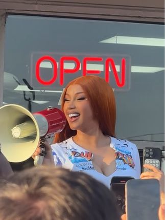Cardi B因为团队的问题导致参加亚特兰大的粉丝见面会迟到了,卡姐到达现场后说就算今晚孩子要生出来她也不在乎了,她要和现场每一个支持她新专辑CD和黑胶唱片的粉丝们合影 #cardib #卡姐 #欧美女星 #欧美音乐 #卡迪b