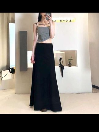 姐妹们快来试试这条超有垂感的半身裙吧!它是那种很慵懒随性的风格,而且特别百搭,随便怎么搭都很出彩。它的面料柔软舒适,上身非常舒服,就像小baby的衣服一样。版型也很绝,是高腰的设计,超级显瘦,还能拉长身材比例,这么好的裙子千万不要错过了!