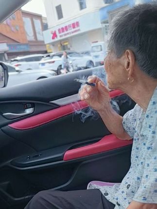 这是唯一一个在我车上抽烟 我还得陪着笑脸的人🥰🥰🥰#家有一老如有一宝 #91岁的奶奶