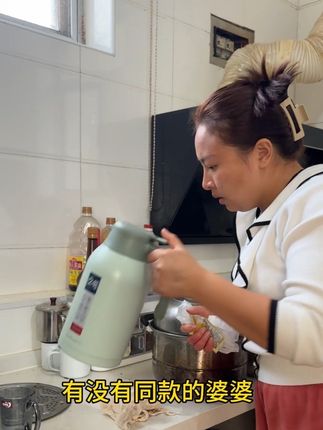 我的想法是家里再脏吐槽半天不如自己默默收拾干净!厨房大扫除弄完真的解压……有多少跟我一样感觉的!油污净最近几天要的太多了,直接拍吧到货很快哦!#油污清洗 #厨房清洁油污