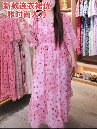 #dou上热门 #优雅时尚 #优雅精致 #裙子连衣裙子长款 #最美连衣裙 夏季新品时尚潮流女装大码V领高腰显腰碎花连衣裙,姐妹们,这个裙子真的好显瘦啊!它是属于那种比较宽松的版型,肚子大腿粗的姐妹穿上它完全看不出来。而且这个颜色真的很好看,显得整个人都特别温柔。喜欢这种风格的姐妹可以买回去试一下,真的不会让你失望的!还在犹豫什么?赶紧点击下方链接购买吧!