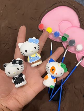 小乖 知道你喜欢 所以我给你买了一整套 #hellokitty 的石膏娃娃回来 我们自己涂#石膏娃娃 #手工diy
