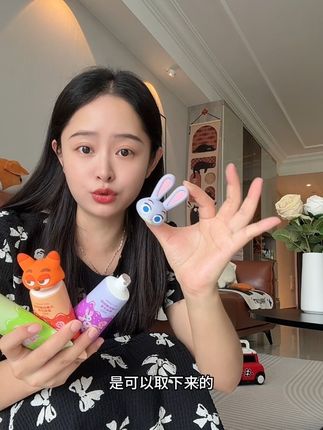 爱吃糖的小朋友有救了。#兔头妈妈家抗糖加含氟双效防蛀的牙膏,疯狂动物城联名款的可爱到犯规。太提升小朋友刷牙的幸福感了。#宝妈推荐#儿童牙膏#母婴好物