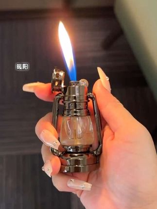 这只复古打火机带着点老时光的味道,也算是给生活添点念想#收藏古玩 #复古摆件 #小巧便携 #充气打火机