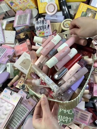 来呀！快快来～这里各种的化妆品都有，都要放不下了！ 速来拿！早上7.30开始，超多美妆的。公主们赶快 直接拿走！#平价彩妆 #唇釉 #粉底液 #假睫毛 #散粉