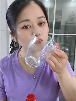 一支口红可涂三个色,关键还防水不掉色不沾杯,没有用过这款口红的姐妹一定要试试,真的超好用