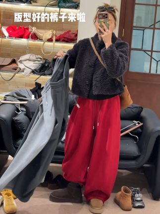 因为这个颜色,开始期待冬天的到来了,期待圣诞节,期待新年快乐#卫裤#裤子 #厚外套给的安全感 #双11运动必买清单 #显高显瘦显腿长