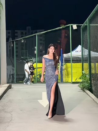 愣着干嘛 快叫学姐 #校园走秀#走秀 #大长腿