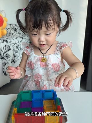 磁力片我买过很多,像这种巴掌大的磁力片我也是第一次见,足足硬控了我女儿一下午#益智玩具 #磁力片 #停不下来 #早教益智玩具 #亲子互动