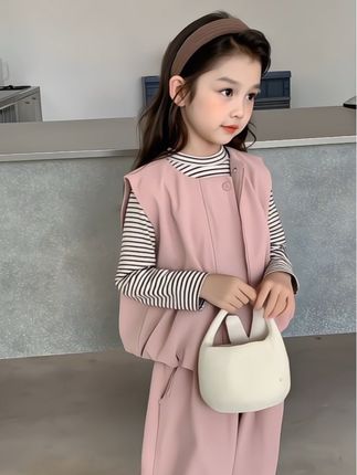 2025女童早秋套装 |,甜酷感拿捏了 黑白条纹打底衫百搭不挑人,外搭粉色宽松马甲超显元气,配同色阔腿裤舒适又时髦。一整套穿出门,美到心巴上,国庆遛娃穿搭不用愁~ #早秋穿搭公式来了 #2025年秋季都流行穿什么 #国庆穿搭这就开始预备了 @DOU+小助手 @DOU+上热门 @抖加(上热门 dou+ 热点宝