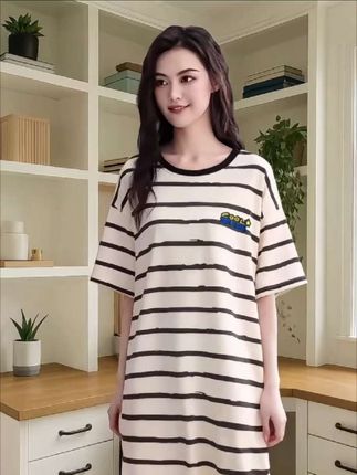 猫人新款睡裙👗纯棉带胸垫,夏日宅家必备! ,宝子们,今天必须给你们分享猫人2025夏季新款睡裙。100%纯棉材质,贴身穿超舒服😌,就像被云朵☁️轻轻包裹。带胸垫设计超贴心,不用另外穿内衣,方便又实用。 ,🌟宽松版型不挑人,大码女生也能驾驭,在家随意躺坐都不勒。短袖设计在夏天很清凉,居家或外穿都不尴尬。奶白星星小兔图案可爱极了💕,少女心爆棚。 ,我穿上它在家追剧、午睡,简直不想脱下来。这种既舒适又好看的睡裙,真的很难不爱呀🥰。你们有没有同款家居好物呢?快来聊聊吧! ,#猫人睡裙 #夏季睡衣 #家居好物 #可外穿睡衣 #纯棉睡衣