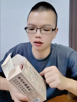 冰的矿泉水在冰箱喝一口,把酸梅粉倒下去就变酸梅饮料,非常方便#郑东能