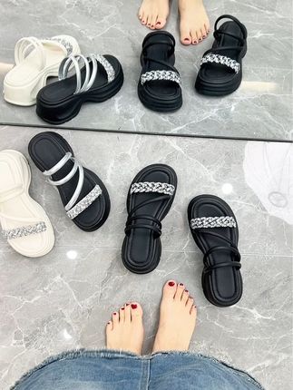 #夏季凉鞋 #凉拖鞋 #百搭鞋子 #软底软面穿上超舒服 #脚宽脚胖都可以