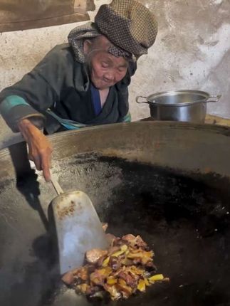 奶奶炒的腊肉,现在天也快黑了,准备吃晚饭了呢。 #家乡的美食 #家有一老如有一宝 #记录我的农村生活 #美食