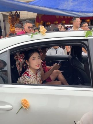 闹新郎的把儿子的衣服扒光光了,我马上拿钱把儿子的衣服收回来😀😀