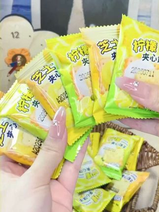 #创作灵感 ,下午茶就吃这个芝士夹心饼干,它吃起来是那种柠檬的清香,加上芝士的浓郁奶香味,一口下去超满足,而且还是独立的小包装设计,饿了馋了来上两块,简直美滋滋。#零食推荐 #美食 #好吃到停不下来 #好物推荐🔥