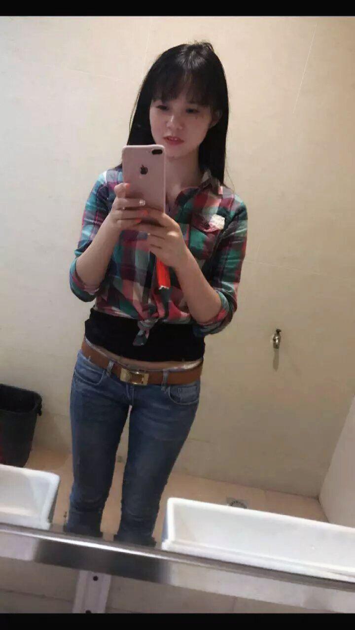 这是我28岁的时候,哈哈!妈呀!这是什么造型哈哈哈哈哈😁我怎么会穿这种裤子真丑哈哈哈哈哈